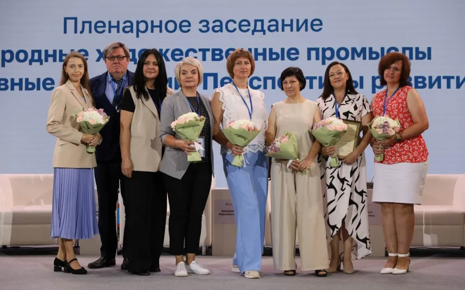 Нижегородцев, развивающих отрасль народных художественных промыслов, отметили наградами Минпромторга России и региона
